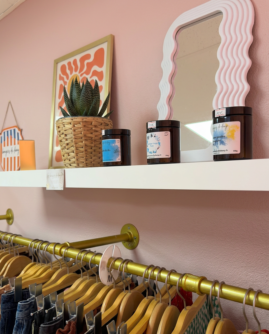 Étagère décorative avec bougies et miroir